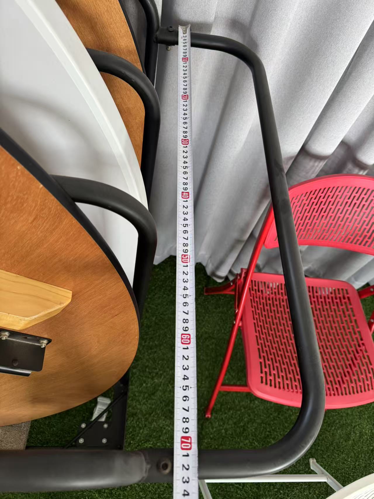 Side to side width measurement of the table trolley frame