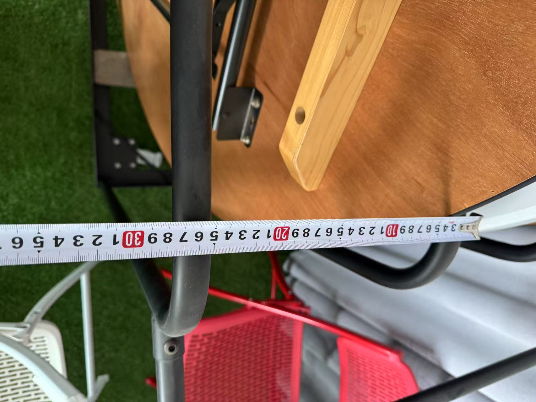 Measuring spacing between upper bars on the table trolley frame