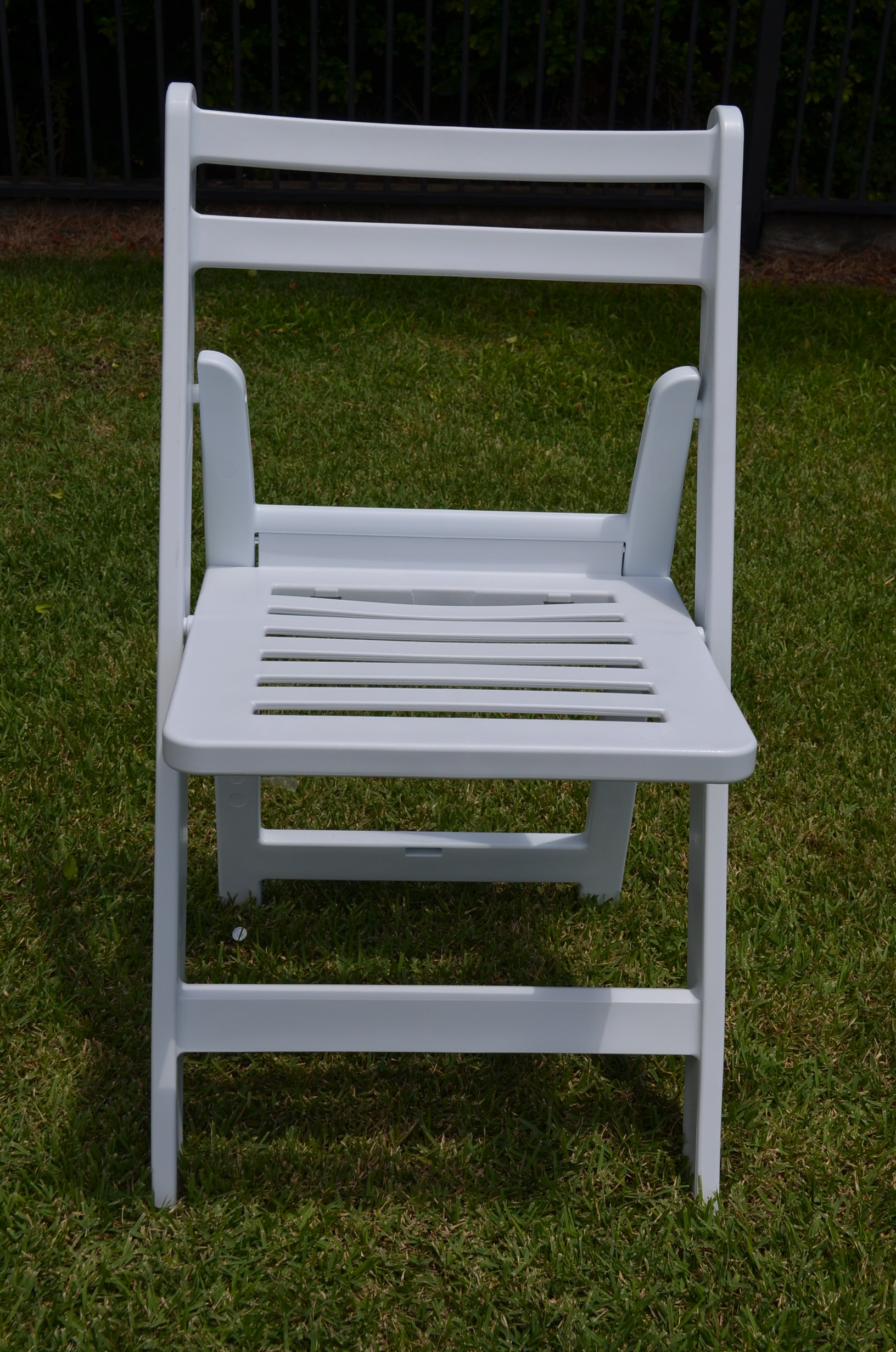white slatted folding chair